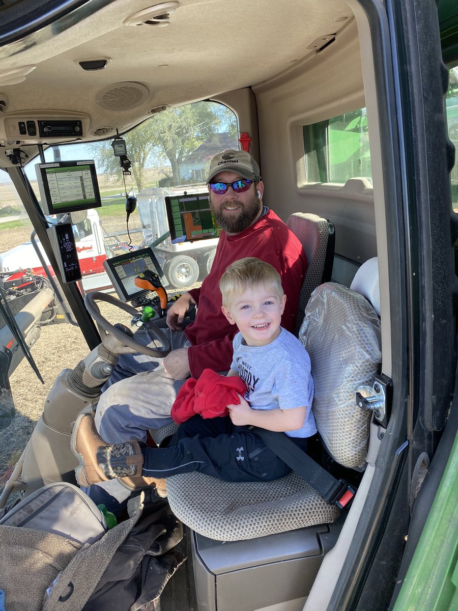 ErinGraceWatson's tweet photo. 💙💚G is off to help daddy cut beans on this gorgeous day!!☀️☀️ #harvest2021 https://t.co/QP9pLE8rsC