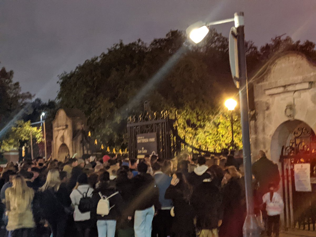 jwooot's tweet photo. @WandsworthMayor any comment on why gates have been closed early at the Battersea Park bonfire, despite thousands of ticket holders still in queues hundreds of metres long, causing dangerous standstill crowds like this? https://t.co/Nk4g1aoJMA