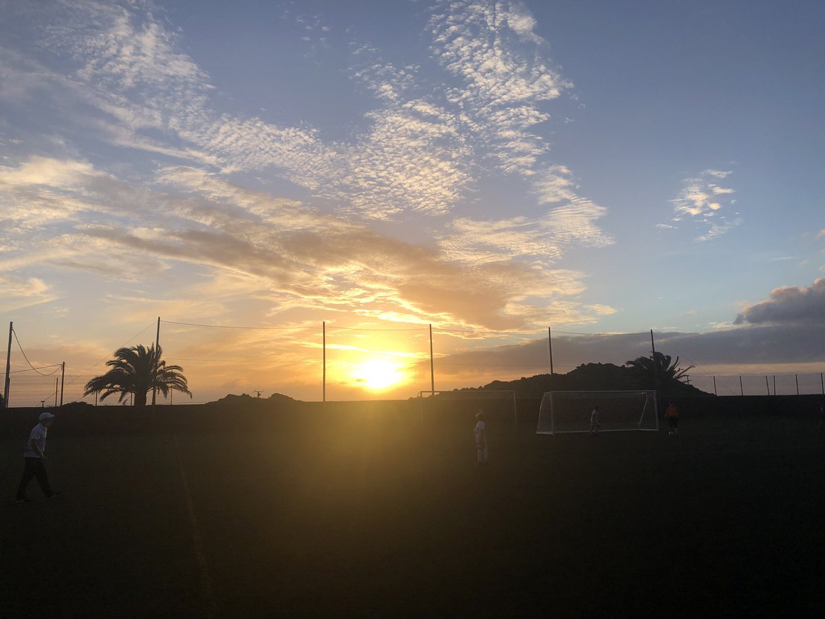 LesterD13's tweet photo. Cuando están jugando tus niños, pero no puedes dejar de ver el atardecer!! #vallegranrey #lagomera #atardecer #alevin #oncediablos https://t.co/65XSfb75yR