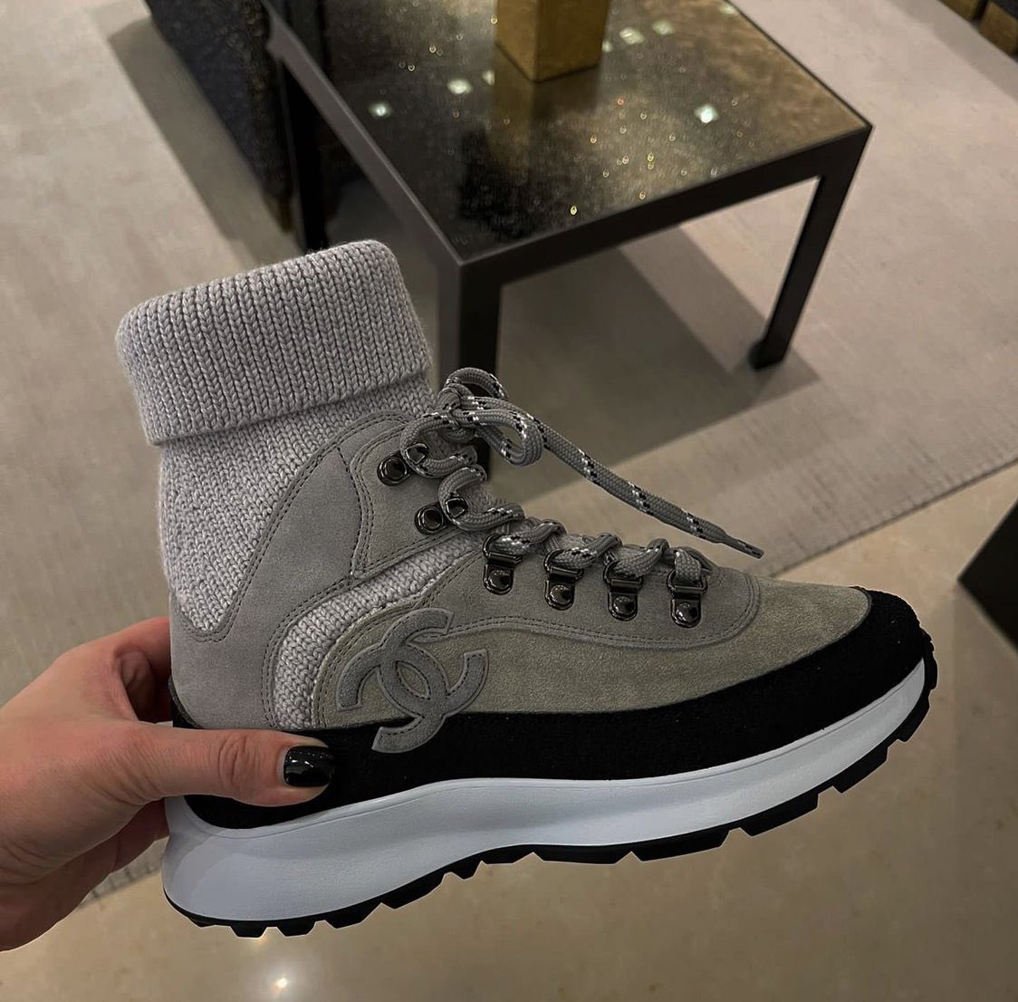 204Fashion's tweet photo. Chanel https://t.co/PurIDUDEAM