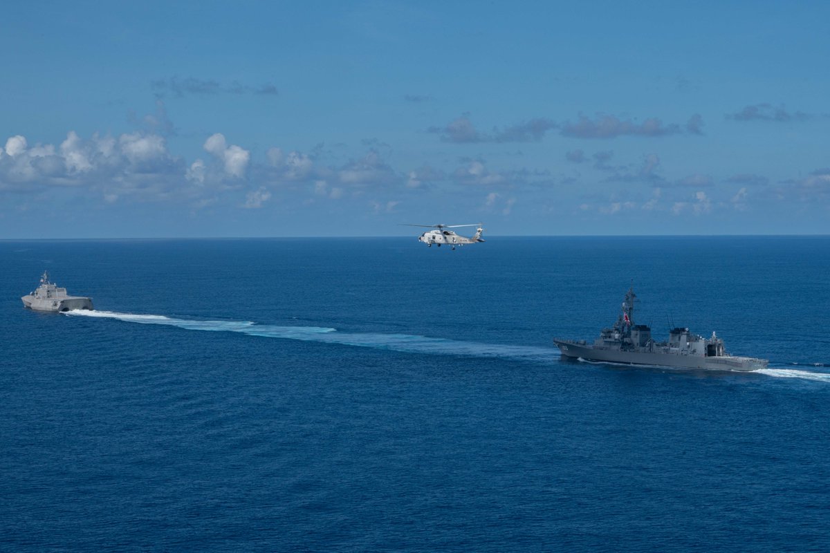 USNavy's tweet photo. Smile for a pic! 🇺🇸 ⚓ 🇯🇵 
#NavyPartnerships 

#USSJackson (LCS 6), an @jmsdf_pao_eng  SH-60K Seahawk helicopter &amp; JS Yuudachi (DDG 103) transit the #SouthChinaSea during a photo exercise. 

Jackson is deployed @US7thFleet in support of a #FreeAndOpenIndoPacific. https://t.co/0zhjSEPs4L