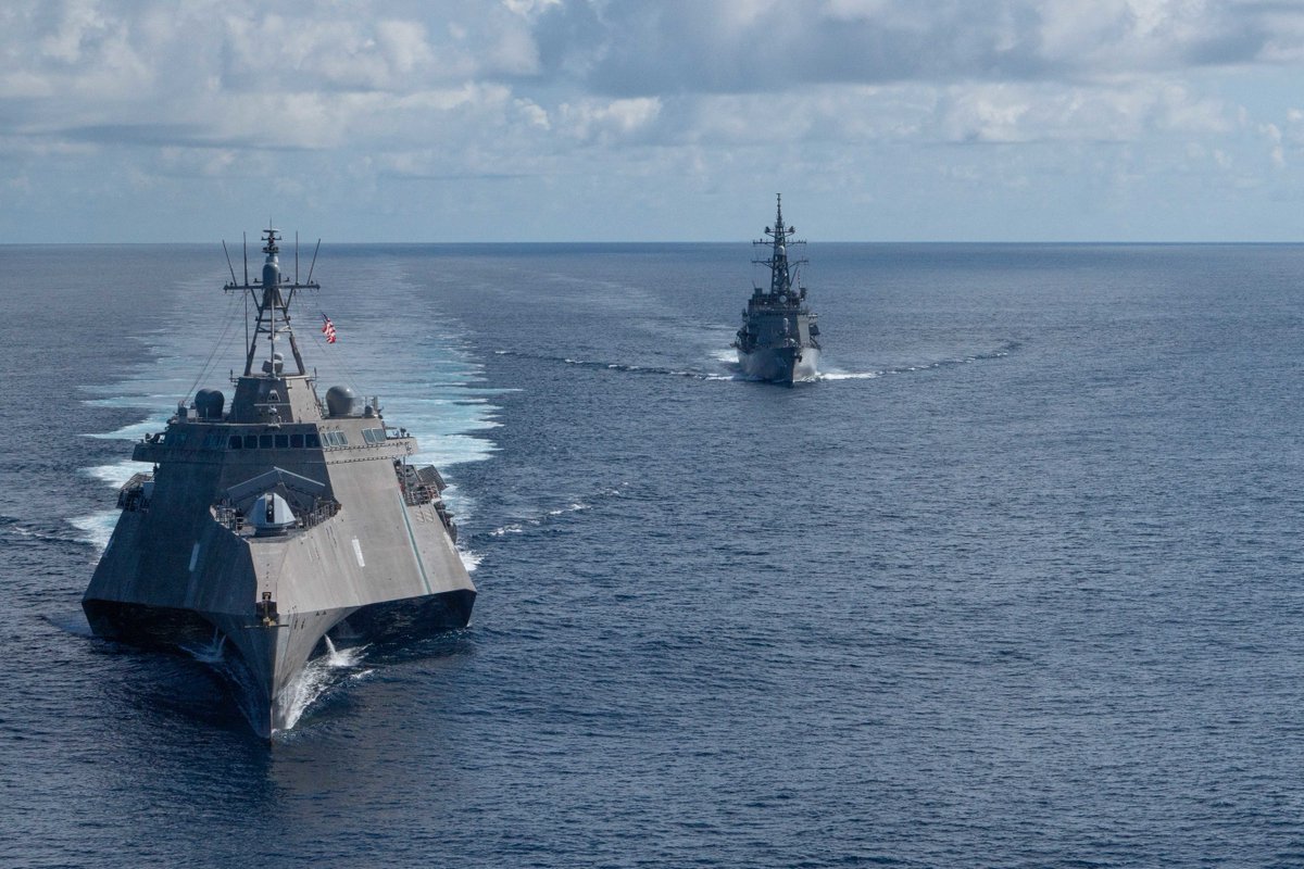 USNavy's tweet photo. Smile for a pic! 🇺🇸 ⚓ 🇯🇵 
#NavyPartnerships 

#USSJackson (LCS 6), an @jmsdf_pao_eng  SH-60K Seahawk helicopter &amp; JS Yuudachi (DDG 103) transit the #SouthChinaSea during a photo exercise. 

Jackson is deployed @US7thFleet in support of a #FreeAndOpenIndoPacific. https://t.co/0zhjSEPs4L
