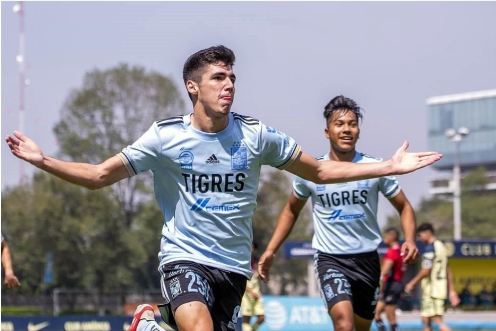 osanchez11's tweet photo. Leo Flores logró esta mañana el campeonato de goleo con @TigresOficial Sub 18
Anotó 16 goles ⚽️🔥
#LeoGol comparte el cetro con Miguel Pedroza, del superlider Necaxa
El goleador regio estuvo concentrado con @miseleccionmx Sub 20 esta semana https://t.co/Z4e0ztRKBk