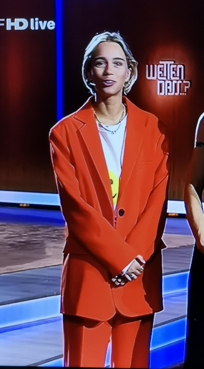 VNDrache's tweet photo. Links: im Shop

Rechts: zu Haus vor'm Spiegel...

#wettendass https://t.co/qaBes2KCoW