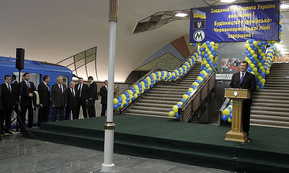 Kornilov1968's tweet photo. Знаете, что это? Это Янукович открывает станцию Киевского метро Теремки в этот день 8 лет назад, 6 ноября 2013 года. И знаете, сколько с тех пор в Киеве открыто станций? Ноль!
За то же самое время в Московском метро открылось более 50 станций. И это не считая МЦК! https://t.co/SpoKAw9ouS