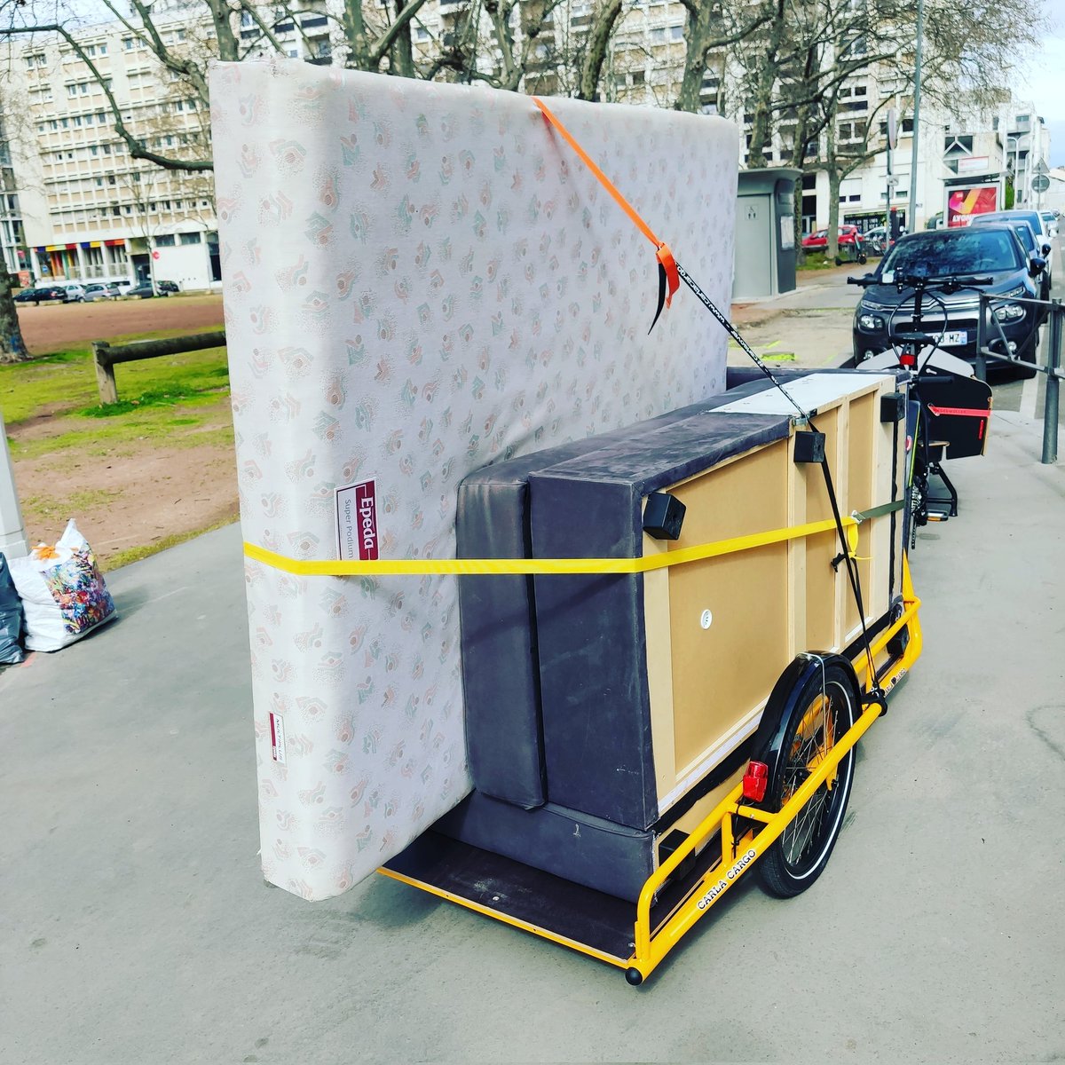 Direct_Dechet's tweet image. &quot;Je ne pensais pas qu&apos;avec un vélo pouvait prendre autant de choses!&quot;
A Lyon, une solution qui profite à tous les foyers. Collaborative, tout le monde participe dans la bonne humeur et ça fait du bien❤️ #velocargo #cop26 #velotaf #Recycle
#veloruption #colvare #Macron20h