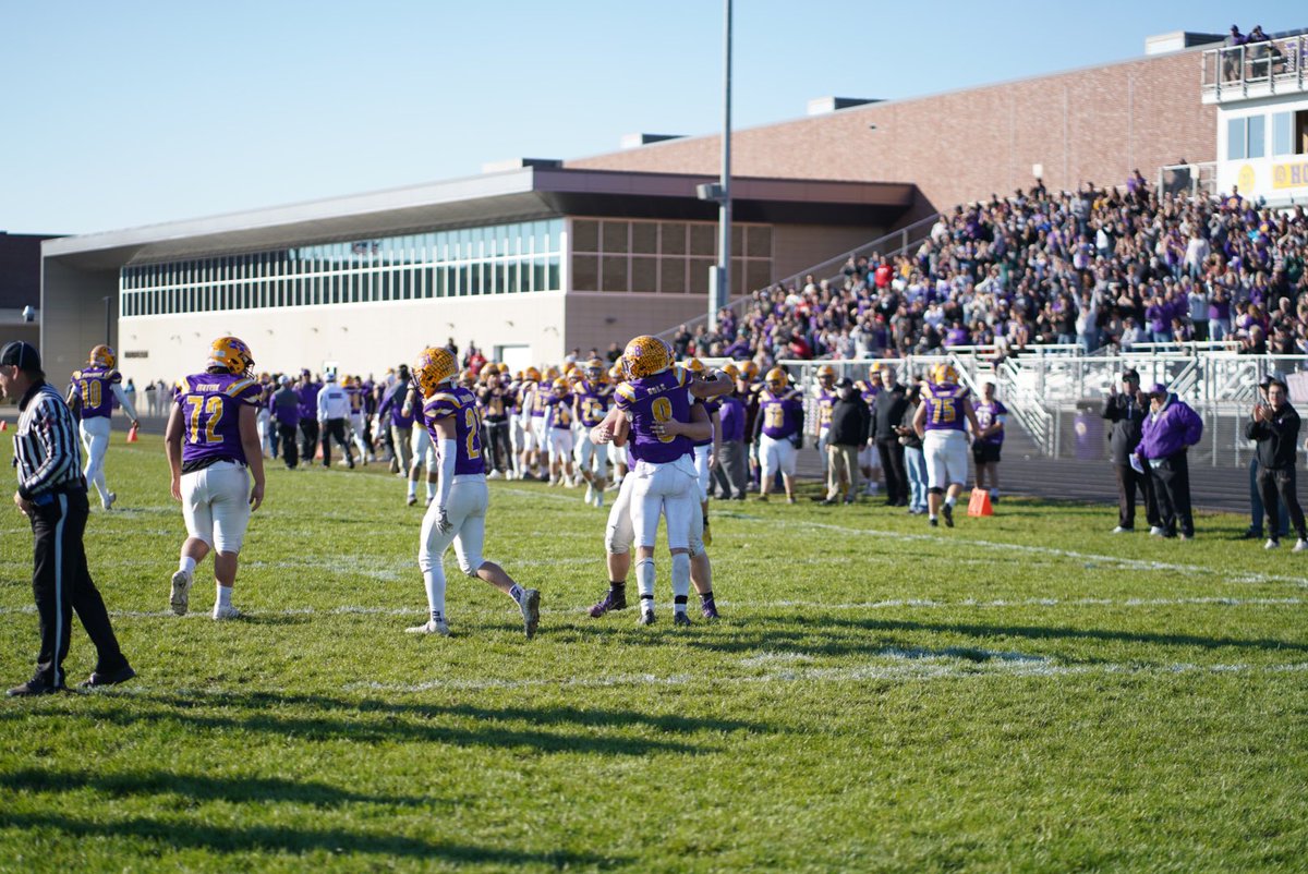 Stuart Hale runs it in for the touchdown. Hononegah retakes the lead 31-28 after the Goodwine kick. 6:12 left the play.
