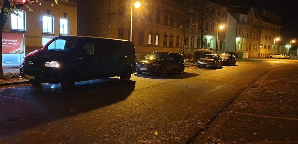 Feuerwehr_DZ's tweet photo. Aktuell hat gegenüber der Feuerwache #Delitzsch ein neues Geschäft geöffnet. 
Mit Bedauern müssen wir feststellen,  dass das absolute Halteverbot vor der Feuerwache in diesem Zusammenhang  nicht eingehalten wird.
Wir bitten um Einhaltung des #Halteverbot.

#feuerwehr #einsatz https://t.co/eoRKI3rde9