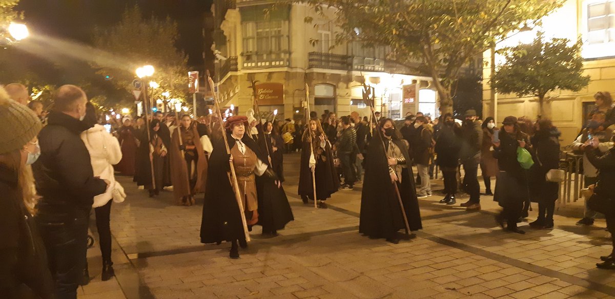 Adrimira's tweet photo. "¡Brujas! ¡Servidores del demonio! ¡A la hoguera con ellos!"
El #AutoDeFe de #Logroño da comienzo cuando llegan los acusados hacia la #PlazaDeSanBartolomé #BrujasDeZugarramurdi #Recreación https://t.co/4FyjfUW9AI