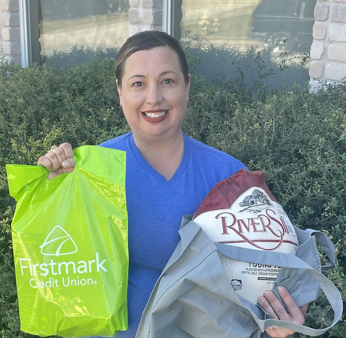 adcollier04's tweet photo. Thank you @FirstmarkCU for supporting teachers with a Turkey and Swag Bag! https://t.co/Izv2IcVPDC