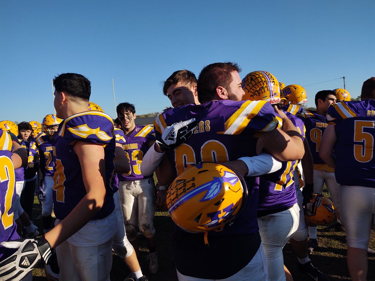 DBayneSports's tweet photo. Hononegah wins and is into quarterfinals for first time in quarter century! https://t.co/A2fAwVj8M0
