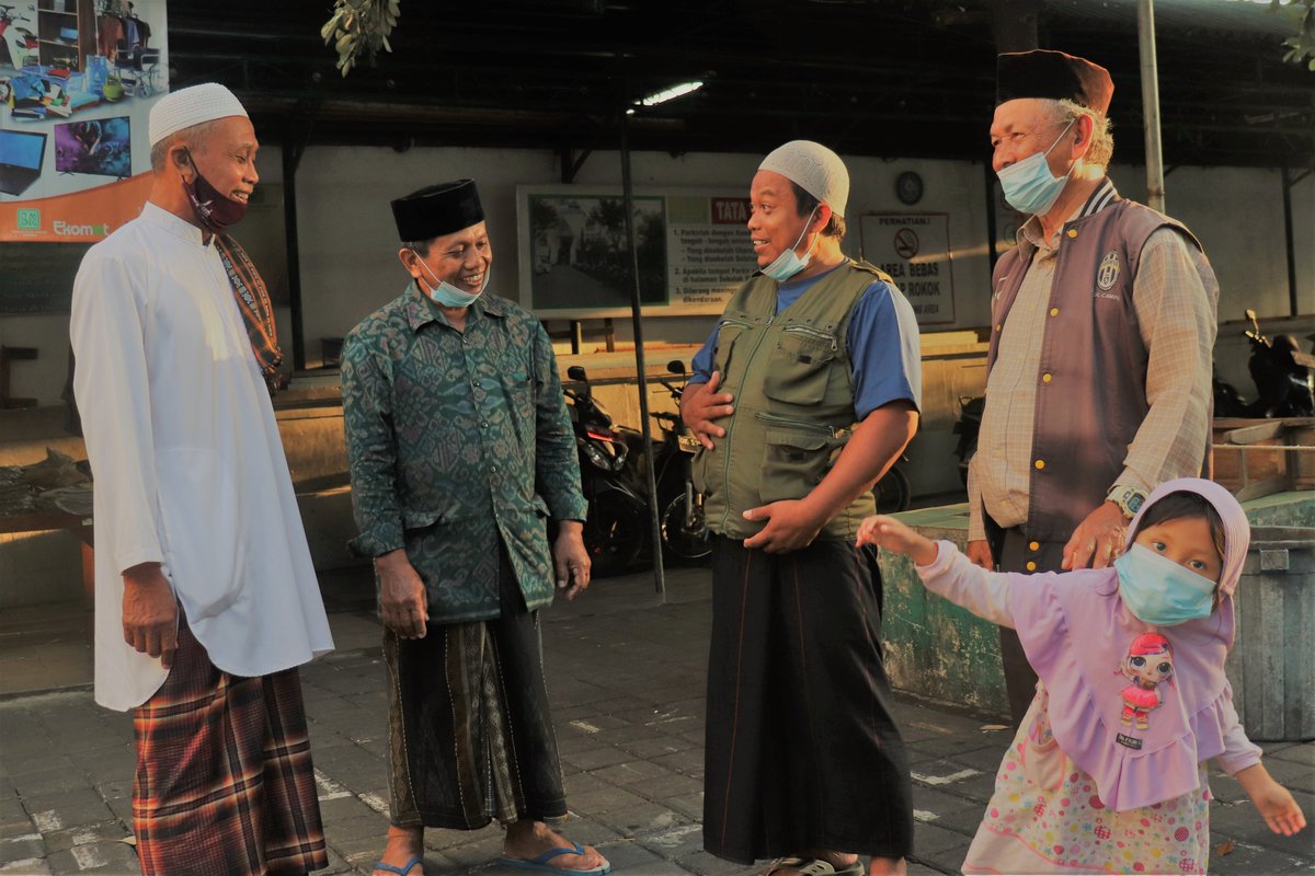 Foto Pilihan, Bubaran Sholat Shubuh di Masjid <a href="/mjdbmdps/">Masjid Baitul Makmur Denpasar Bali</a>