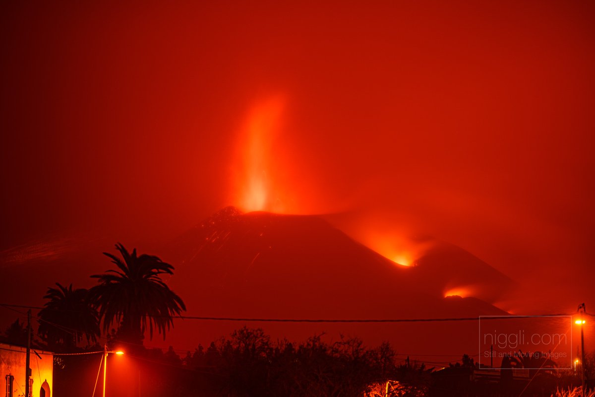 nigglicom's tweet photo. A part of the Isla bonita looks like hell: La Palma and the #volcanolapalma at #cumbrevieja. #ErupciónLaPalma #LaPalmaVolcano #CumbreVieja #volcano #LaPalma #Erupción #VolcandeLaPalma #nature #volcan https://t.co/cMAlJExlff