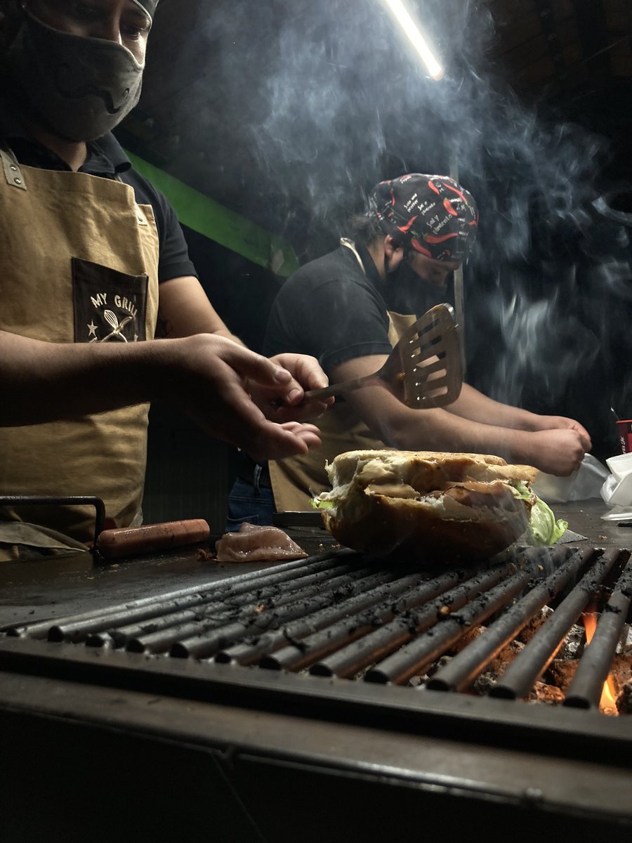 jdtm_94's tweet photo. Somos 3 hermanos de Durango (Chef, Arquitecto, Arquitecto en proceso que es padre de familia), que decidimos abrir un puesto de Hamburguesas, Hot-Dogs y Burritos, y no saben las ganotas que le estamos echando, ojalá algún día pudieran probarlas! #Durango https://t.co/Ef9HhMyem8