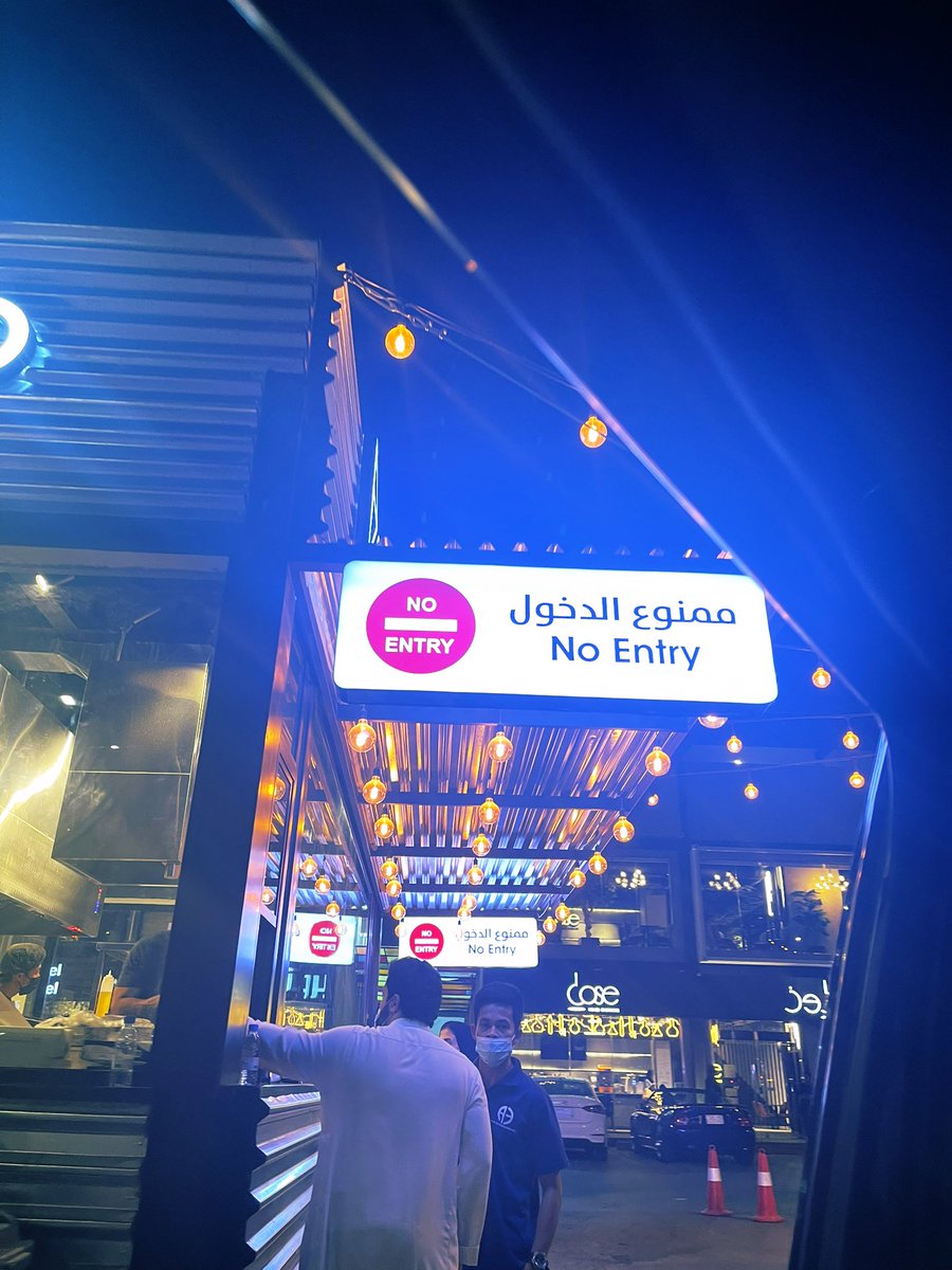 lolol202020's tweet photo. Boo | شاورما درايف ثرو 
شكلي اخر من يجربها 
اليوم الدخول لها بالعكس من مخرج مجمع رياض هب تخفيف عن  الزحمة..
الشاورما بخبز الصاج وحجمها نتفه حبة ماتشبع ،،جربت اللحم لذيذة مع الطحينة وشطة رنا 👌🏻 شاورما الدجاج عادية ., https://t.co/jNAOJCJ6rq