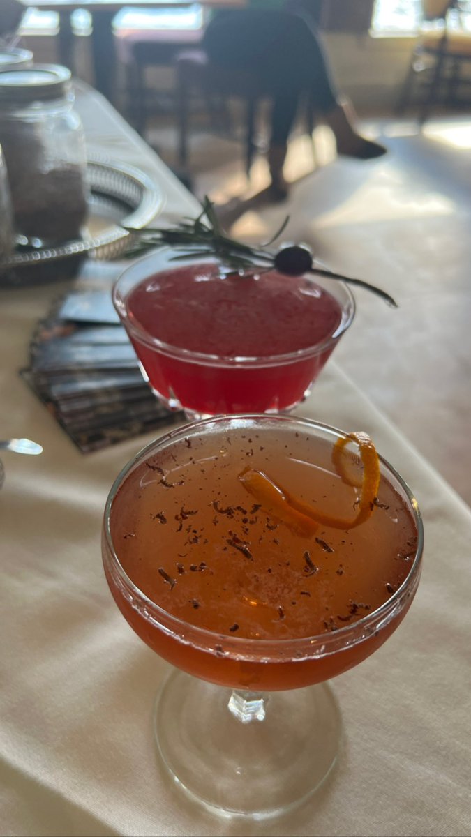 ElmhirstsResort's tweet photo. So gr8 to have local #BlacksDistillery  with us today for our #WildWomenWeekend #mixology class 🍹 #drinklocal #thekawarthas #ontariotravel #FeastON https://t.co/hQoXFCy66E
