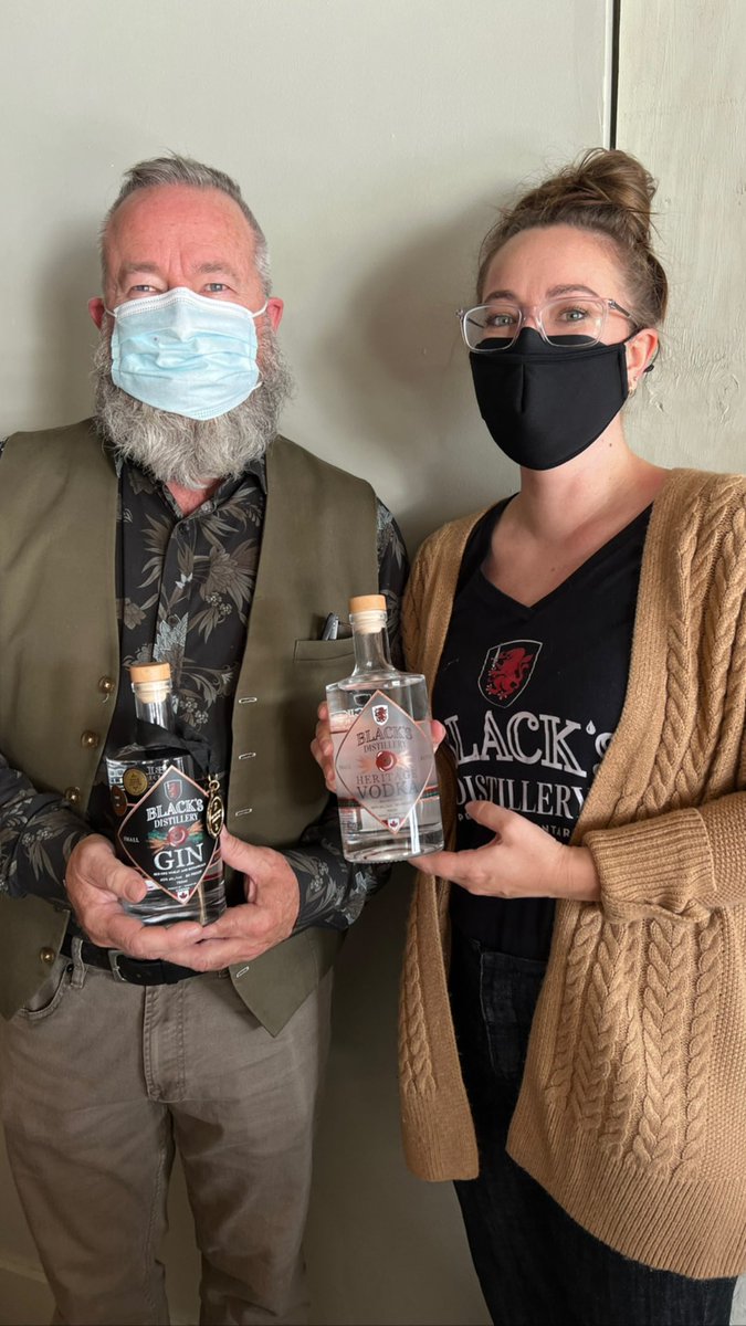 ElmhirstsResort's tweet photo. So gr8 to have local #BlacksDistillery  with us today for our #WildWomenWeekend #mixology class 🍹 #drinklocal #thekawarthas #ontariotravel #FeastON https://t.co/hQoXFCy66E