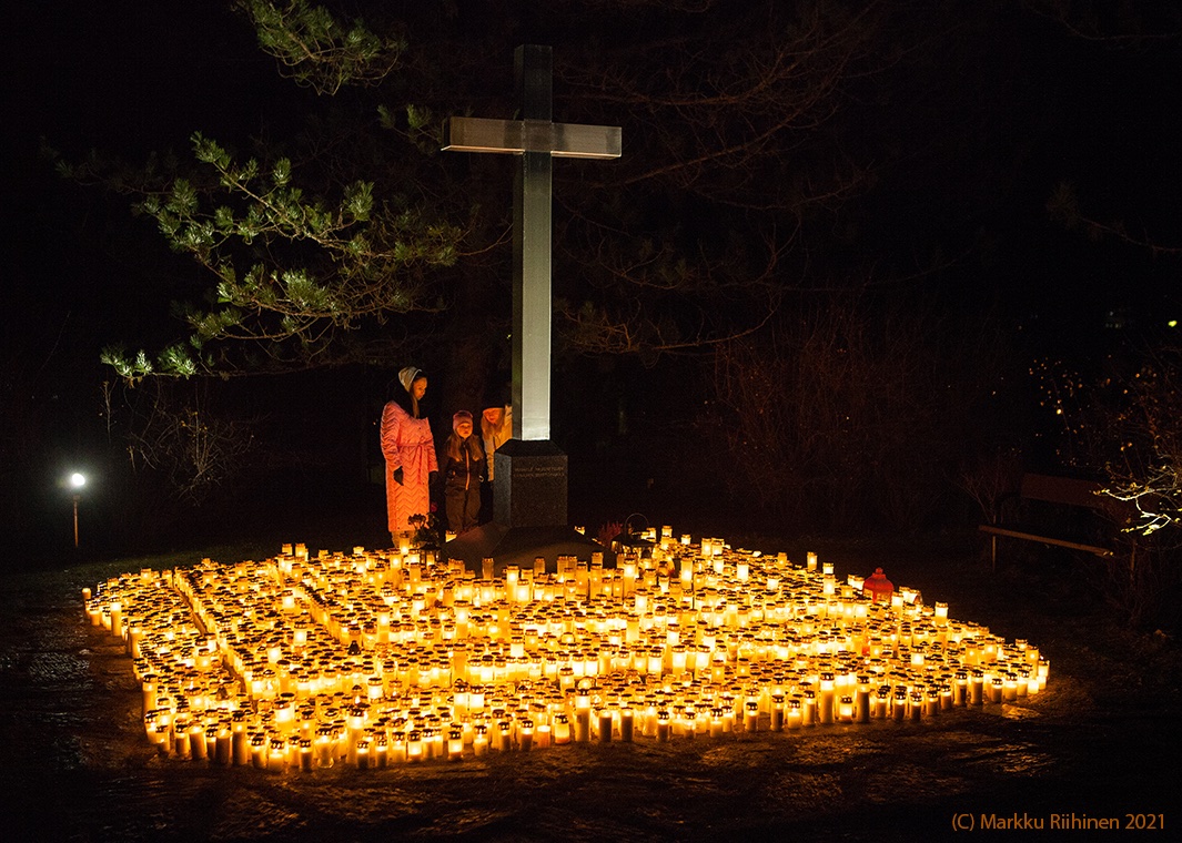 Lighting a candle to remember loved ones

#AllSaintsDay #pyhäinpäivä

#Kuopio #Finland

#cemetery #candles #dark
#autumn #fall #November
#November6th #marraskuu 
#photography #valokuvaus
#kynttilä #hautausmaa #muisto