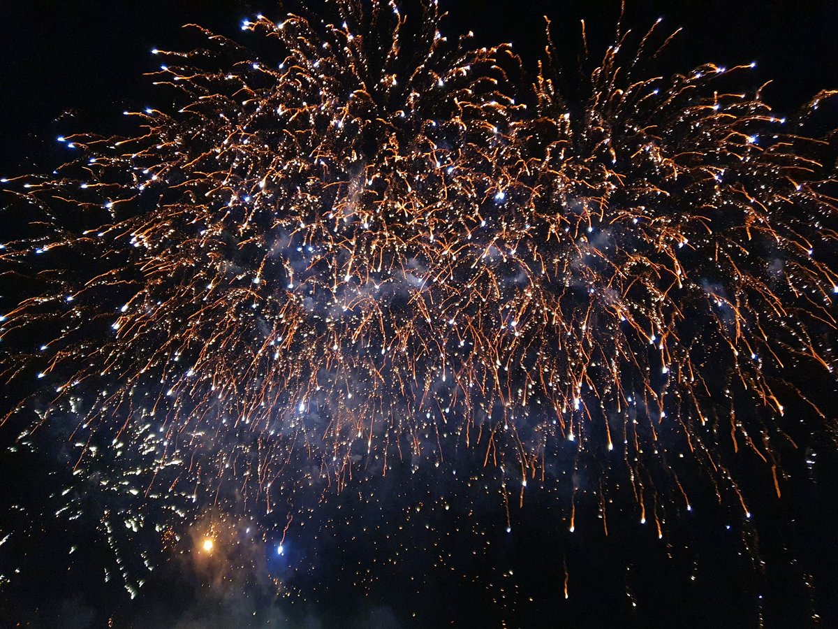 MrsTMunro's tweet photo. Never seen as many fireworks as I have tonight. Epic show from @kynrenuk #BonfireNight #Fireworks https://t.co/Ejs1OLYpLj