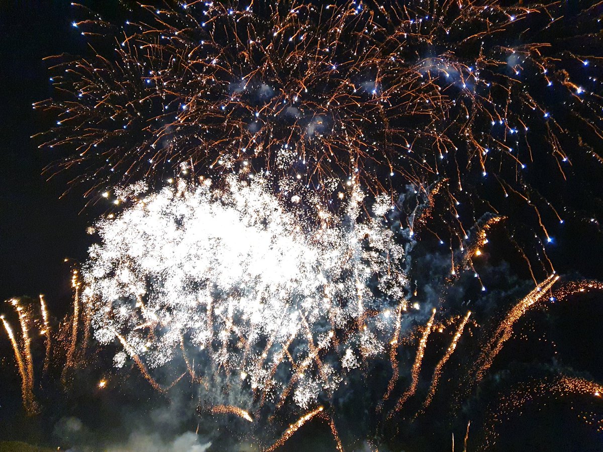 MrsTMunro's tweet photo. Never seen as many fireworks as I have tonight. Epic show from @kynrenuk #BonfireNight #Fireworks https://t.co/Ejs1OLYpLj