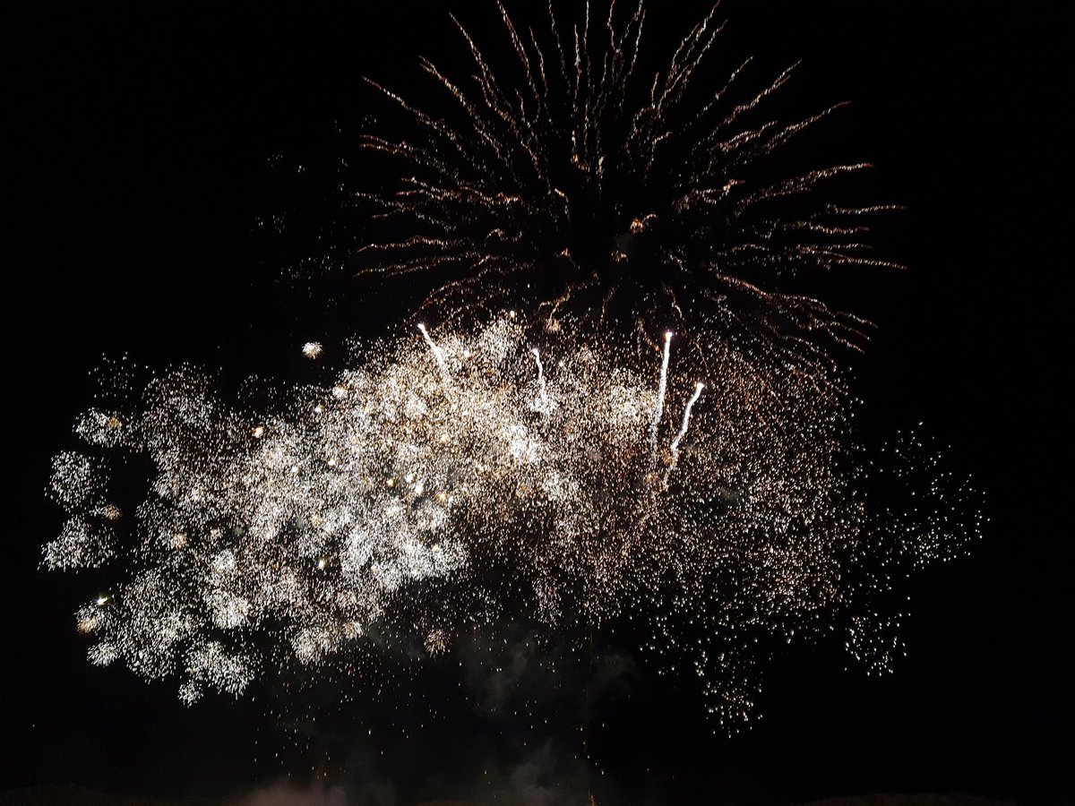 MrsTMunro's tweet photo. Never seen as many fireworks as I have tonight. Epic show from @kynrenuk #BonfireNight #Fireworks https://t.co/Ejs1OLYpLj