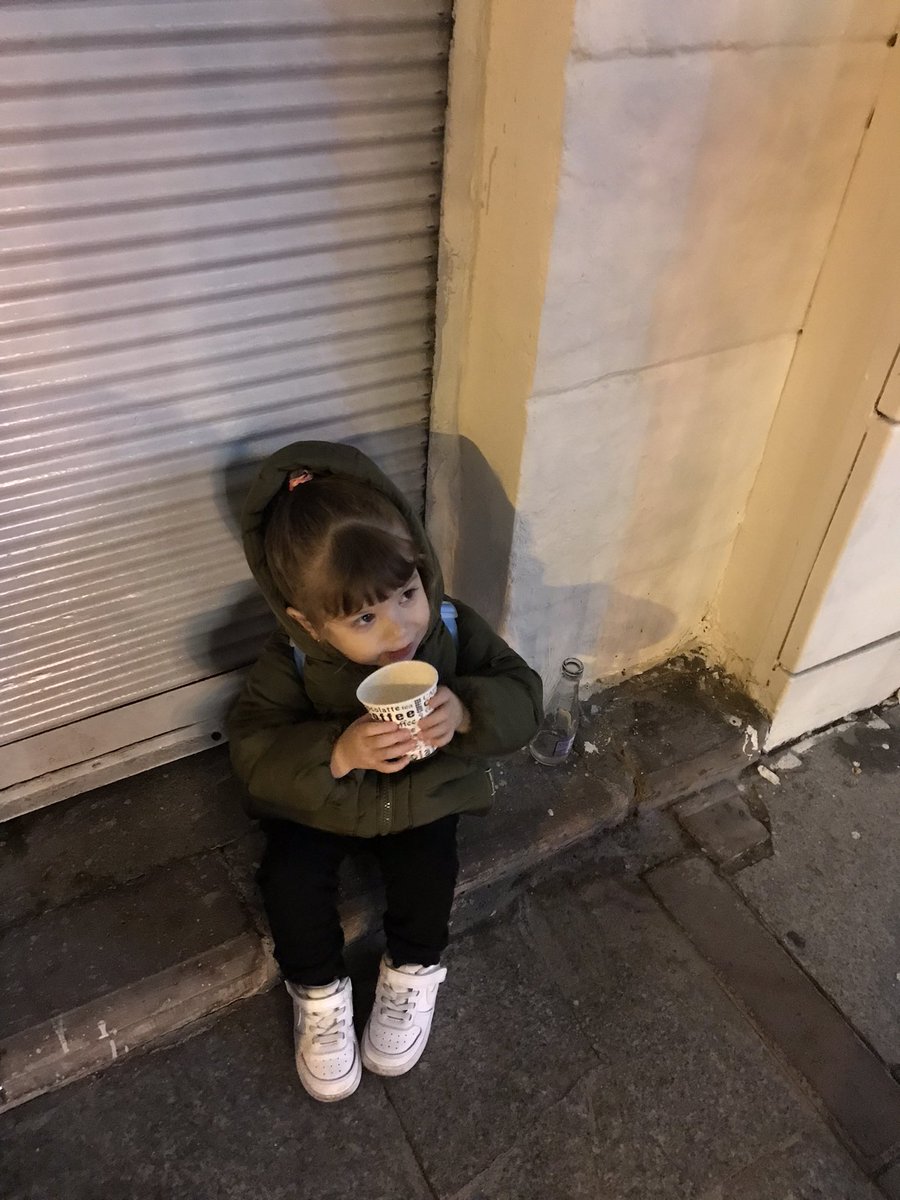 ŞUNA BAK SALEP İÇMEYE GELDİK ŞURDA OTURALIM DİYO BABA.. TAM BİR SEMT ÇOCUĞU