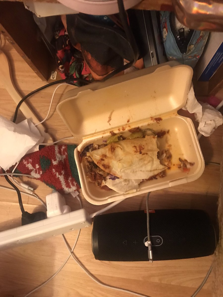 scarlivanmcf's tweet photo. Kebab on the floor https://t.co/Q0NVz9Eo3c