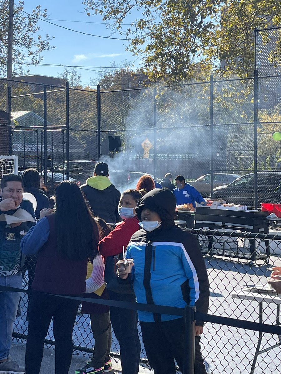 bxms127's tweet photo. Excited to collaborate as a 127 Campus (Linden Tree + MS 127) to provide a superb Science &amp; Sports Fair to our Community. Expanding and Enriching young minds and having fun while doing it! @DOEChancellor  @cristinevaughan  @District11BX @BronxFSC @BxSuptTobia https://t.co/2LoG2IDpVQ