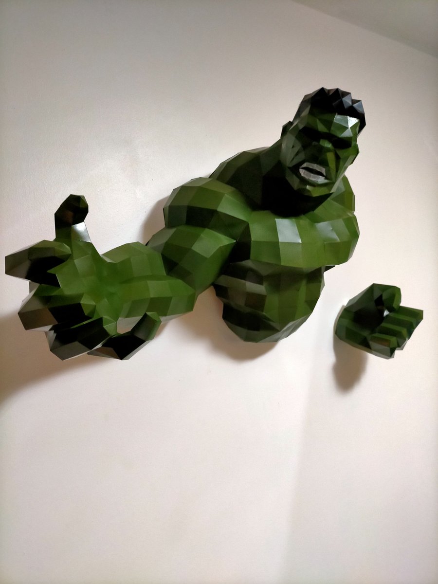 alexandra_mrt_'s tweet photo. Le voilà fini 😁

#papercraft #papercrafting #decorationinterieur #faitmain #papercrafter #hulk #Marvel https://t.co/TEuSeajddf