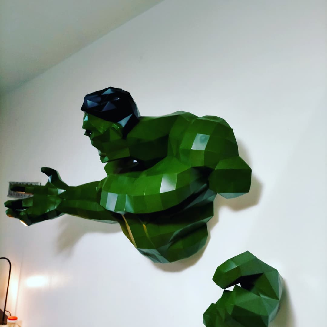 alexandra_mrt_'s tweet photo. Le voilà fini 😁

#papercraft #papercrafting #decorationinterieur #faitmain #papercrafter #hulk #Marvel https://t.co/TEuSeajddf