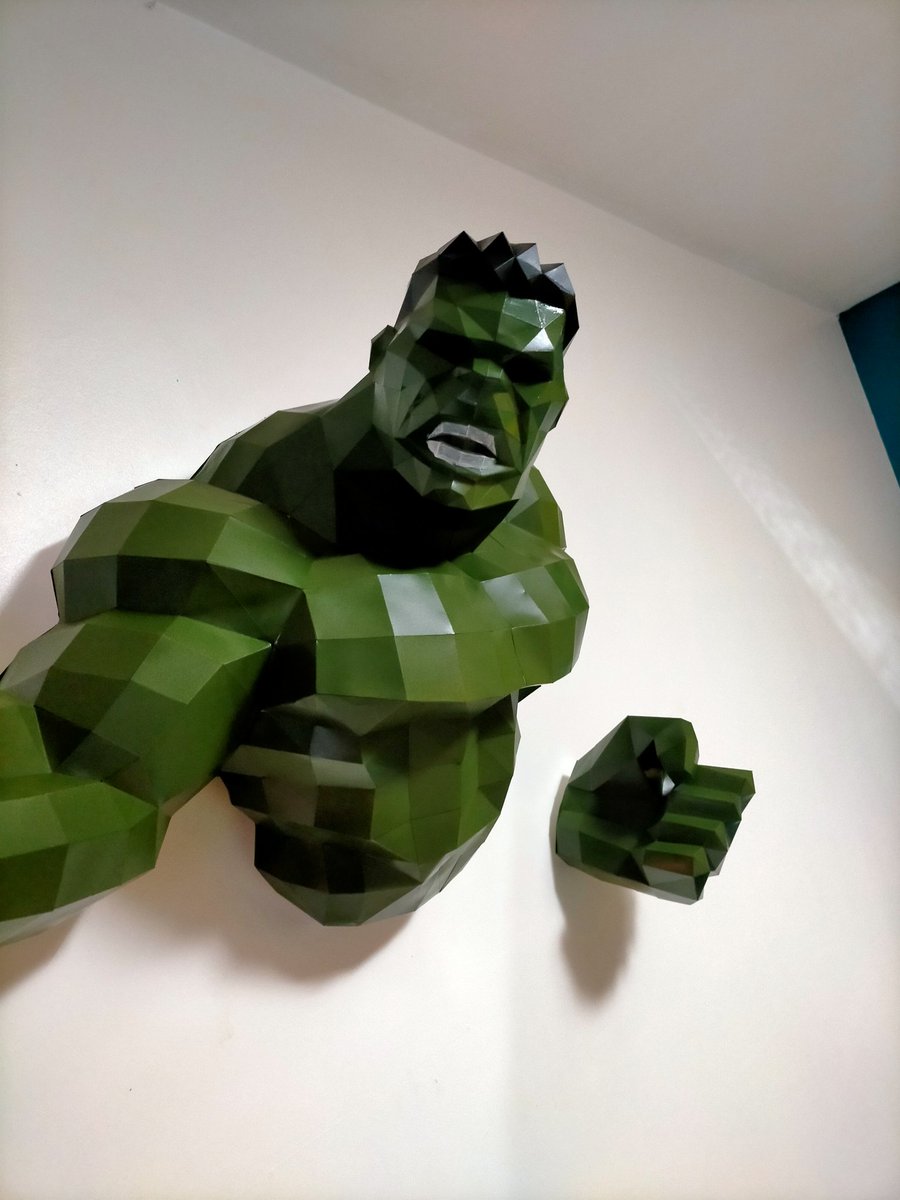alexandra_mrt_'s tweet photo. Le voilà fini 😁

#papercraft #papercrafting #decorationinterieur #faitmain #papercrafter #hulk #Marvel https://t.co/TEuSeajddf