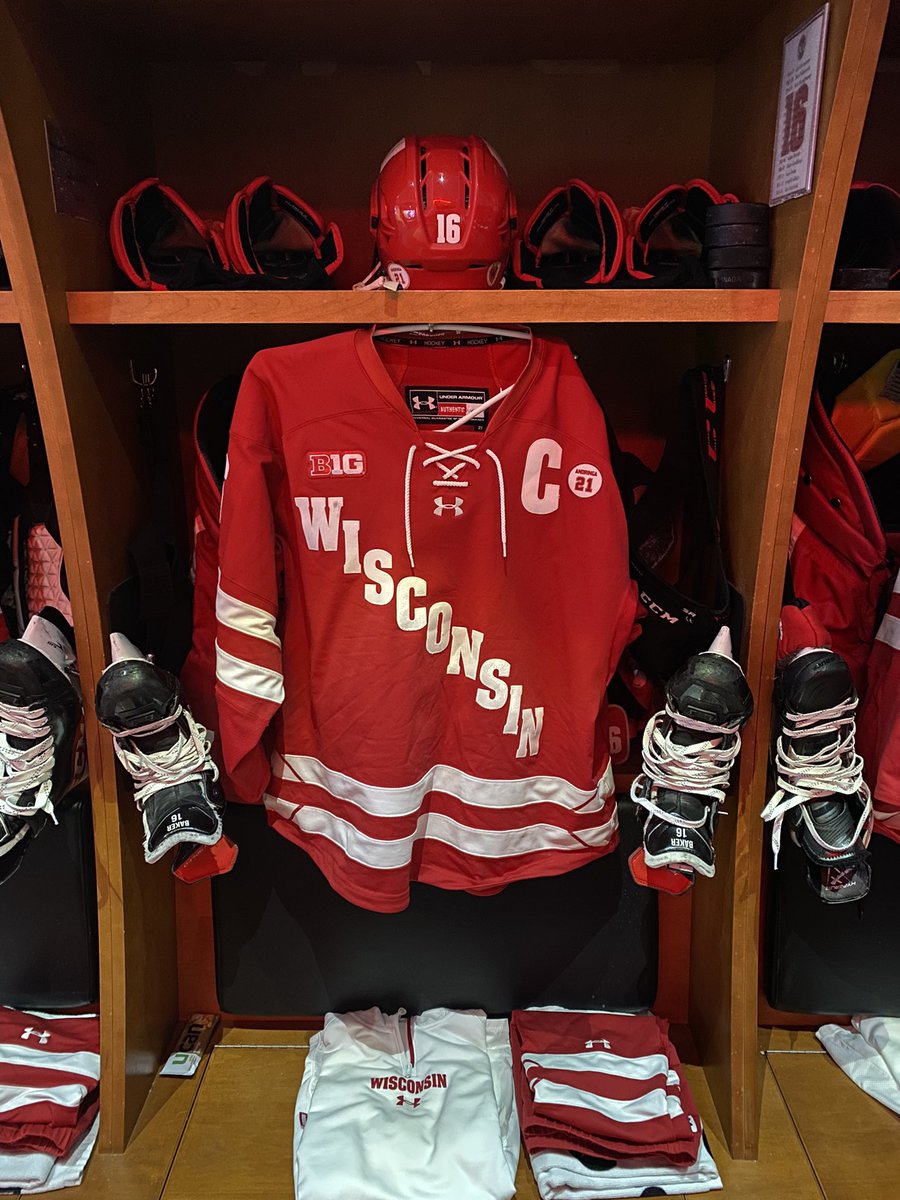 N_LaPoint's tweet photo. Back in RED again tonight. @BadgerMHockey #Badgers https://t.co/oXUwzR0oN4
