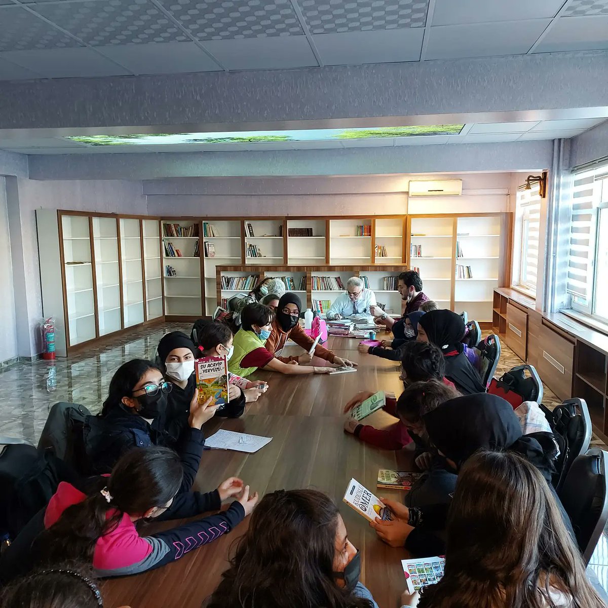 Sarıgazi İmam Hatip Ortaokulu (@sarigaziiho) on Twitter photo Şuur ve Namaz Patformu aylık toplantısını gerçekleştirdik. Toplantıda SİMMDER tarafından öğrencilerimize gönderilen kitaplar dağıtılırken öğrencilere namaz kılma alışkanlığı ve İmam Hatip şuuru kazandırma amaçlı faaliyetler planlandı.<a href="/tcmeb/">Millî Eğitim Bakanlığı</a> <a href="/istanbulilmem/">İstanbul İl Millî Eğitim Müdürlüğü</a> <a href="/memsancaktepe/">Sancaktepe İlçe Millî Eğitim Müdürlüğü</a> <a href="/Simmder/">SİMMDER</a> Şuur ve Namaz Patformu aylık toplantısını gerçekleştirdik. Toplantıda SİMMDER tarafından öğrencilerimize gönderilen kitaplar dağıtılırken öğrencilere namaz kılma alışkanlığı ve İmam Hatip şuuru kazandırma amaçlı faaliyetler planlandı.<a href="/tcmeb/">Millî Eğitim Bakanlığı</a> <a href="/istanbulilmem/">İstanbul İl Millî Eğitim Müdürlüğü</a> <a href="/memsancaktepe/">Sancaktepe İlçe Millî Eğitim Müdürlüğü</a> <a href="/Simmder/">SİMMDER</a>