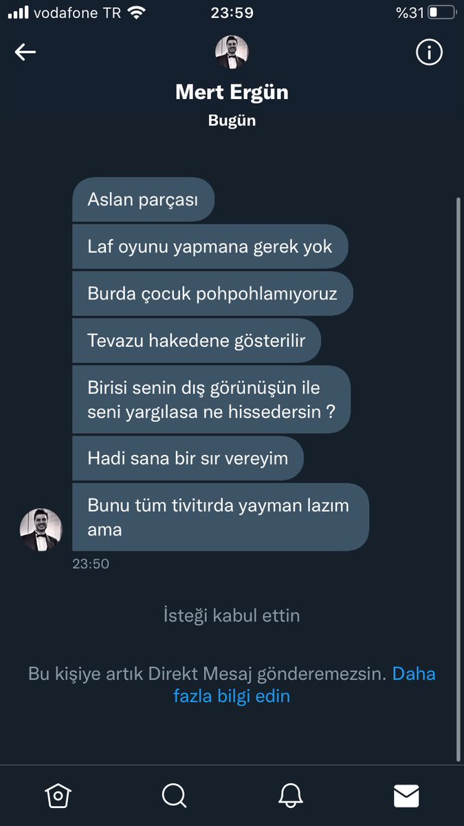Kpss2022's tweet photo. Bana bir sır verecekti aslan parçası cevabı beklemeden engellemiş. Madem ahlaklısın dediğin gibi 
1- önce tanımadığın birine aslan parçası yazamazsın
2- madem adam gibi yazdın adam gibi cevabını beklersin 
3- bu gece benim için aynaya bak... @ergunmrt1 https://t.co/4fcMCrAOKM