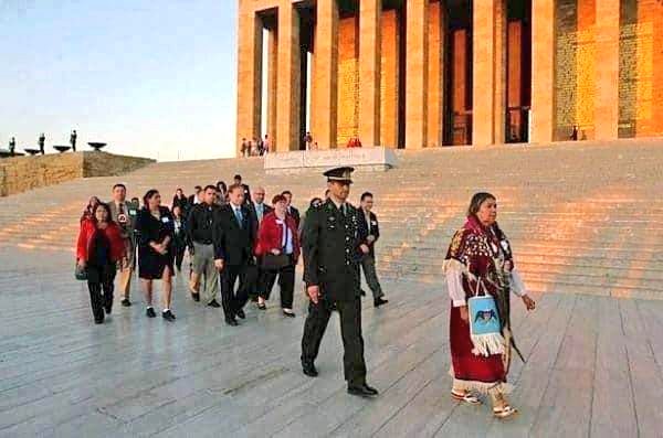 Anıtkabir'e belki de en anlamlı ziyareti 2010 yılında Kızılderili kabile reisi M. Franklin Keel
yapmıştı. Türk Ordusundan bir Subay da Kızılderili Reisini takip edip, eşlik ediyor.