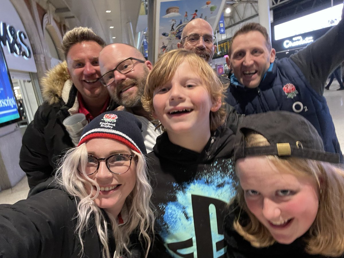 elegant_elz's tweet photo. Can’t beat a random #waterloo post match selfie 😂 #ENGvTGA https://t.co/CtumoUoovA