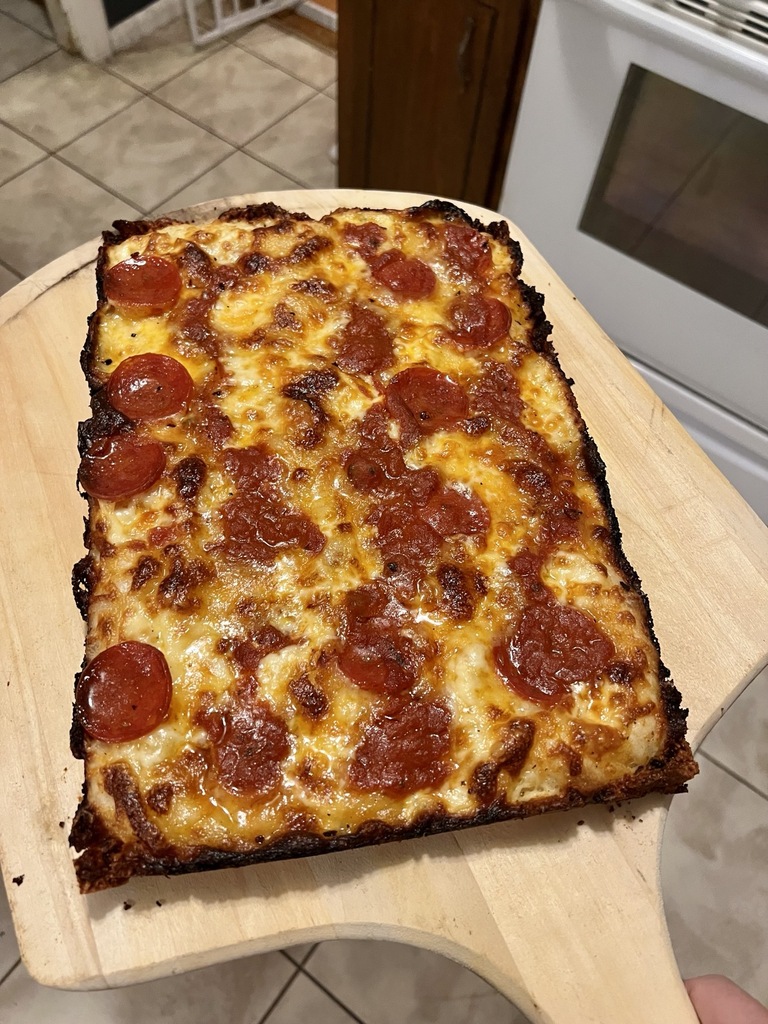 Detroit-style pizza. Детройт пицца. Детройт стайл пицца. Пицца в детройтском стиле. Detroit-style pizza.