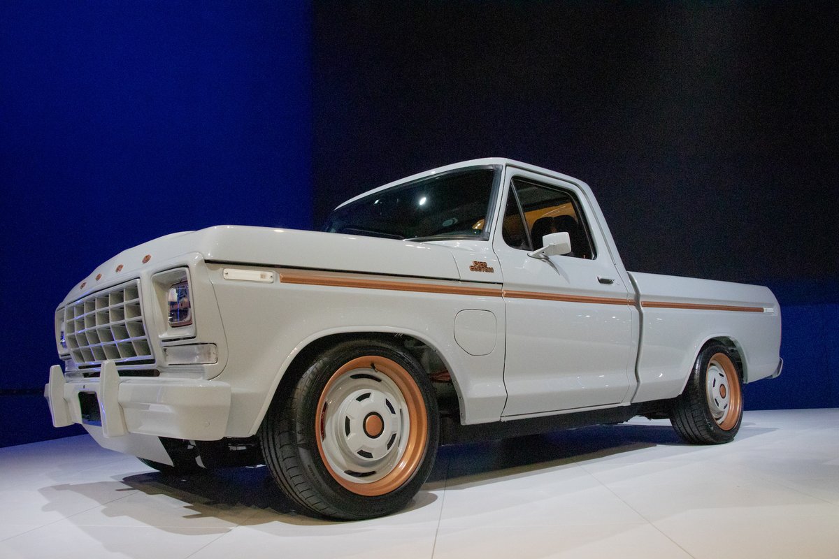 ForgelineWheels's tweet photo. The future of hot rodding? @Ford’s #eluminator #protouring #Ford #F100 on #forgeline #OE1 made @SEMASHOW #electric! https://t.co/V0Q4FuS2z7 https://t.co/1TUm31SYXp