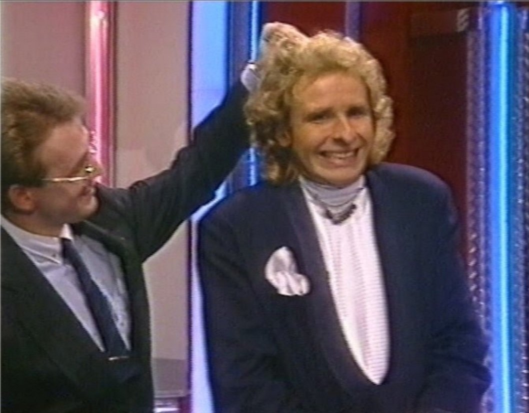 Das waren noch Zeiten, als der Saalkandidat Thomas Gottschalk an den Haaren ziehen durfte #Wettendass (die Zeitung mit den 4 Buchstaben hatte behauptet er trägt ein Toupet)