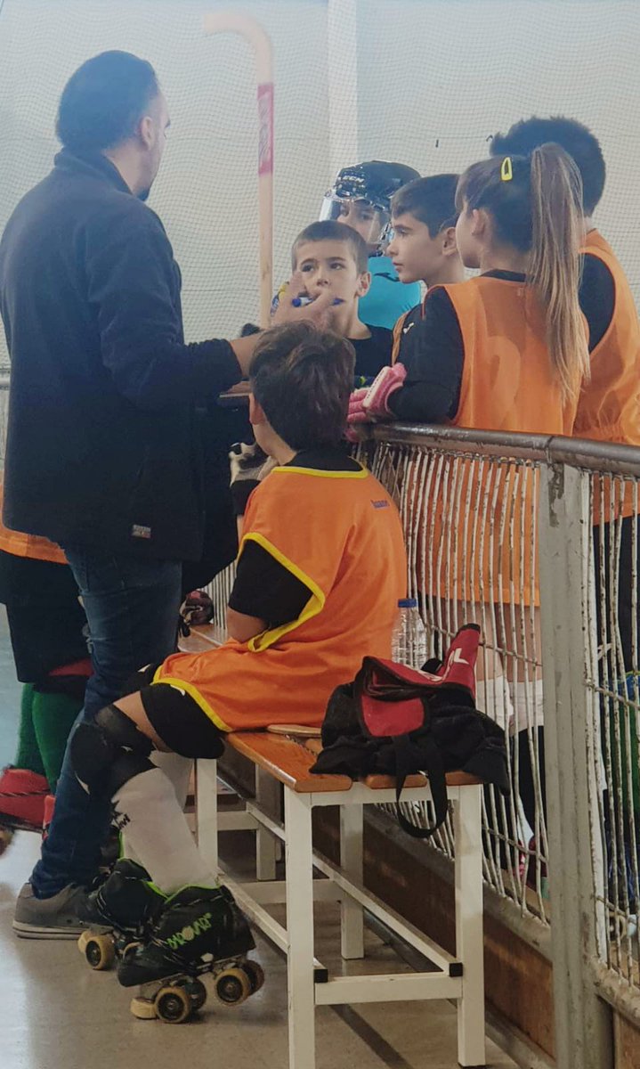 HoqueiAmposta's tweet photo. Bon partit del nostre Benjami B davant el @HoqueiVendrell #ChpSmartphoneamposta #codibinari @EsportsAmposta 🏑
⚫🟢⚫🟢⚫ https://t.co/7Rw9VDj7To