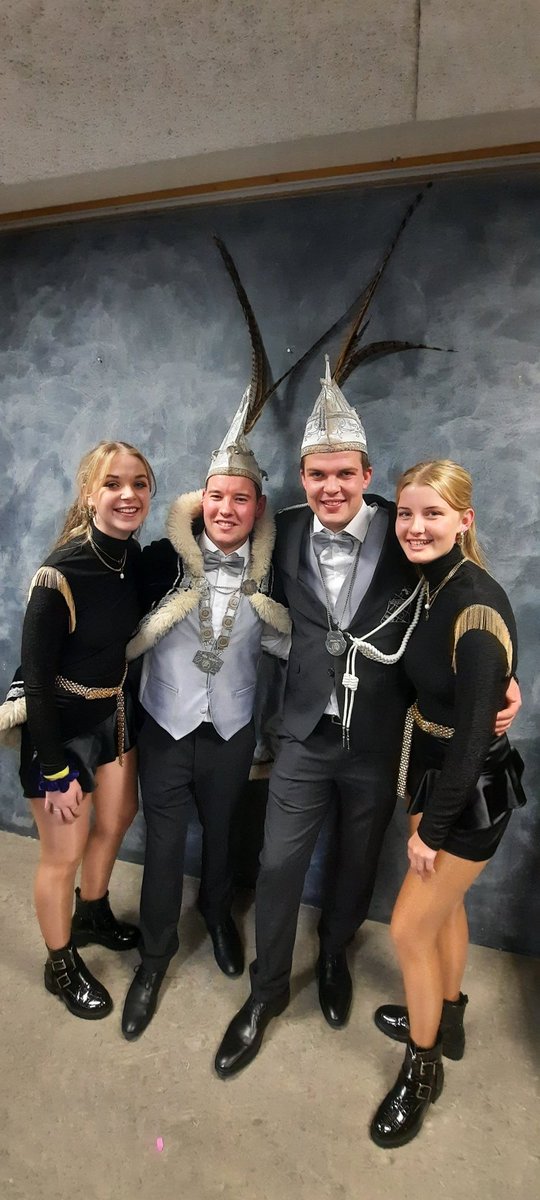 Dames, heren, koekeperen, jongens en meisjes.

Vol trots stellen wij aan u voor: onze hoogheden, de heersers over ons mooie Schottelzakkenrijk:

Prins Dennis 1
Adjudant Tom
Pages Meike en Silke