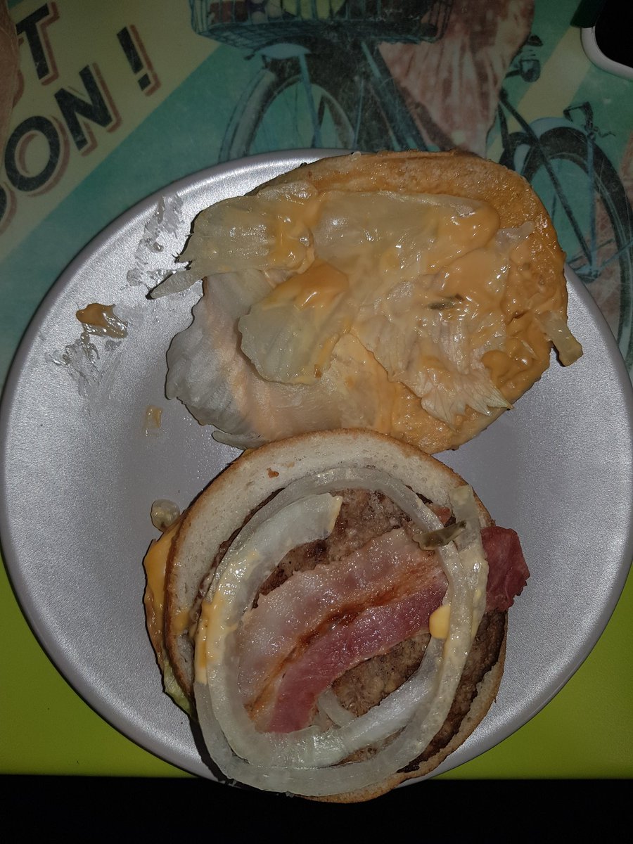 AlbertoViedma's tweet photo. @burgerking_es gracias por este súper big king. Pensaba que la lechuga era verde y el extra de bacon por 0,30 € ha sido exagerado, con la mitad me conformaba. #burgerking #hamburguesa #bigking https://t.co/JTVRByp1WY