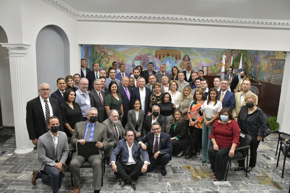 AlfonsoDurazo's tweet photo. Hoy asistí a la Asamblea Anual del Colegio de Notarios Públicos del Estado, en la que invité a sus asistentes a trabajar juntos para diseñar soluciones conjuntas con sentido de Estado. 

Les expreso mi reconocimiento a su labor como gremio profesional. 

#TierraDeOportunidades https://t.co/TZZUeyvCvf