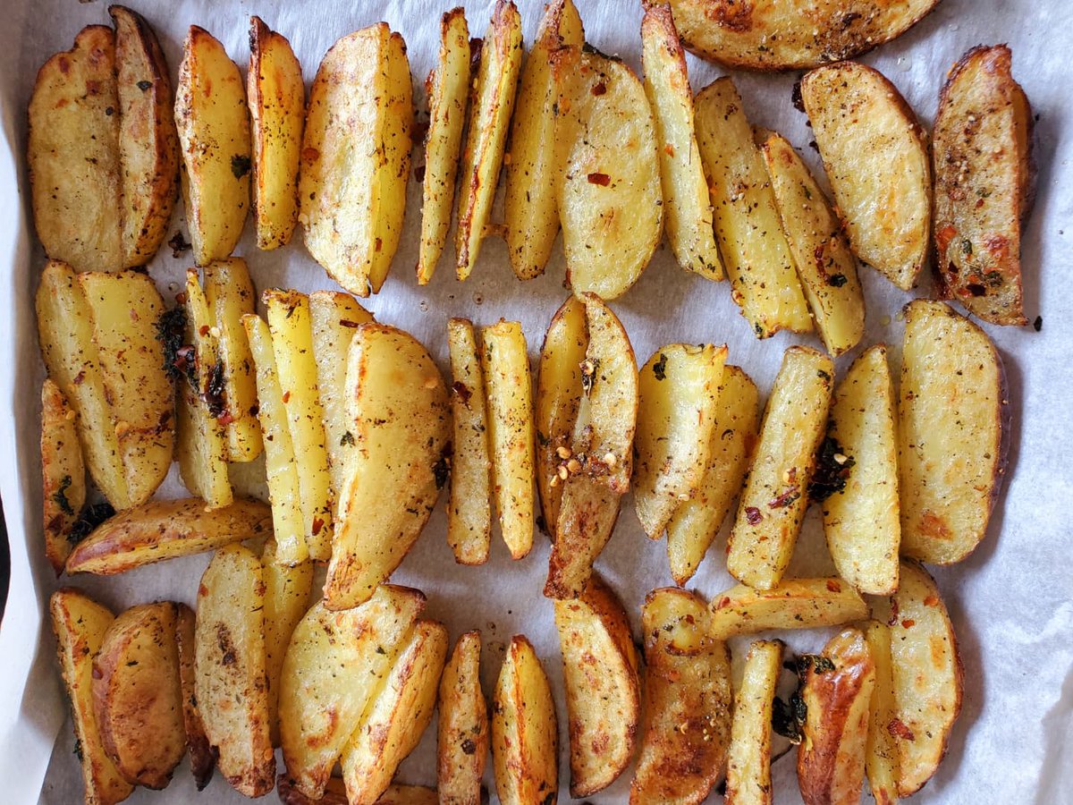 EmpressAthena's tweet photo. Was craving for potato wedges...
Baked them with olive oil and served with cream cheese dip.
Turned out to be delicious!
.
.
#homemade #weekendExperiments https://t.co/rjczVoKsKH