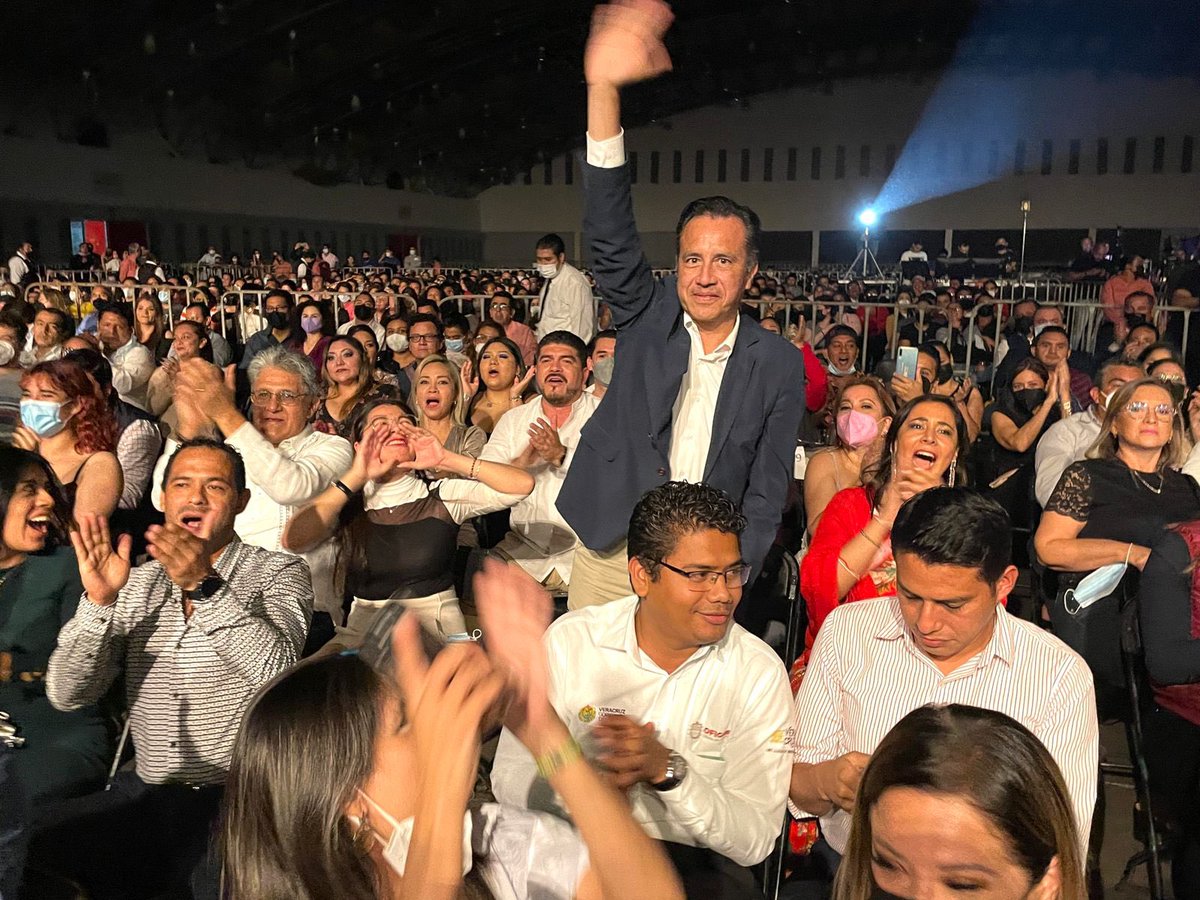 SoyGuillermoFS's tweet photo. Con mucha alegría estuvimos en el Concierto por la Educación en el #WTC, en compañía de nuestro gobernador, Ing. @CuitlahuacGJ , el Mtro. @ZenyazenEscobar , titular de la #SEV, la Oficial Mayor de la #SEV, @AriadnaSelene y la Titular de la #STPSYP, @DorhenyCayetano. https://t.co/IQFJNS8ZBp