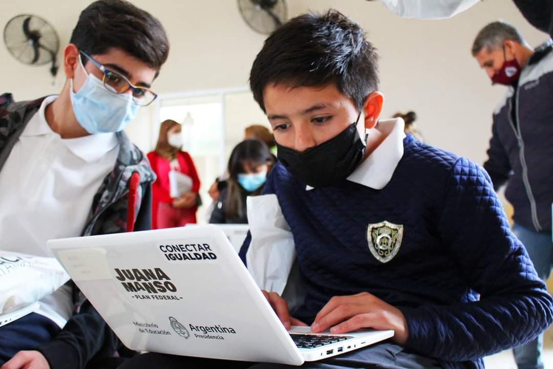 EducacCatamarca's tweet photo. Estudiantes de Valle Viejo recibieron sus equipos informáticos

En la jornada de ayer, la ministra de Educación, Andrea Centurión, realizó la entrega de netbooks y kits escolares a alumnos del nivel secundario del departamento Valle Viejo.

➕ info https://t.co/F9YLuiqrQq https://t.co/64uxyplZAs