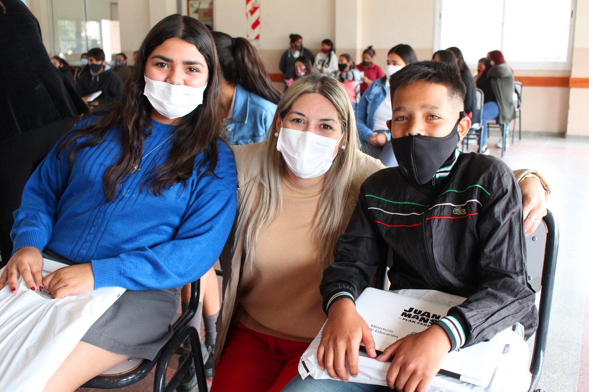 EducacCatamarca's tweet photo. Estudiantes de Valle Viejo recibieron sus equipos informáticos

En la jornada de ayer, la ministra de Educación, Andrea Centurión, realizó la entrega de netbooks y kits escolares a alumnos del nivel secundario del departamento Valle Viejo.

➕ info https://t.co/F9YLuiqrQq https://t.co/64uxyplZAs