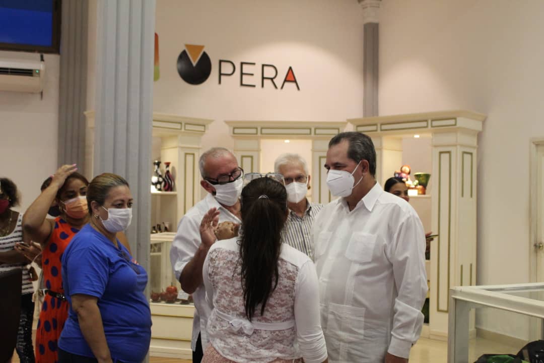 RamnMonte1's tweet photo. Inauguramos la primera tienda de venta a plazos en #SantiagoDeCuba, ubicada en la calle #Enramadas. Cada municipio de la provincia contará con una tienda de estas características. #UnMejorPaís #SomosCuba https://t.co/0I003rRFzQ