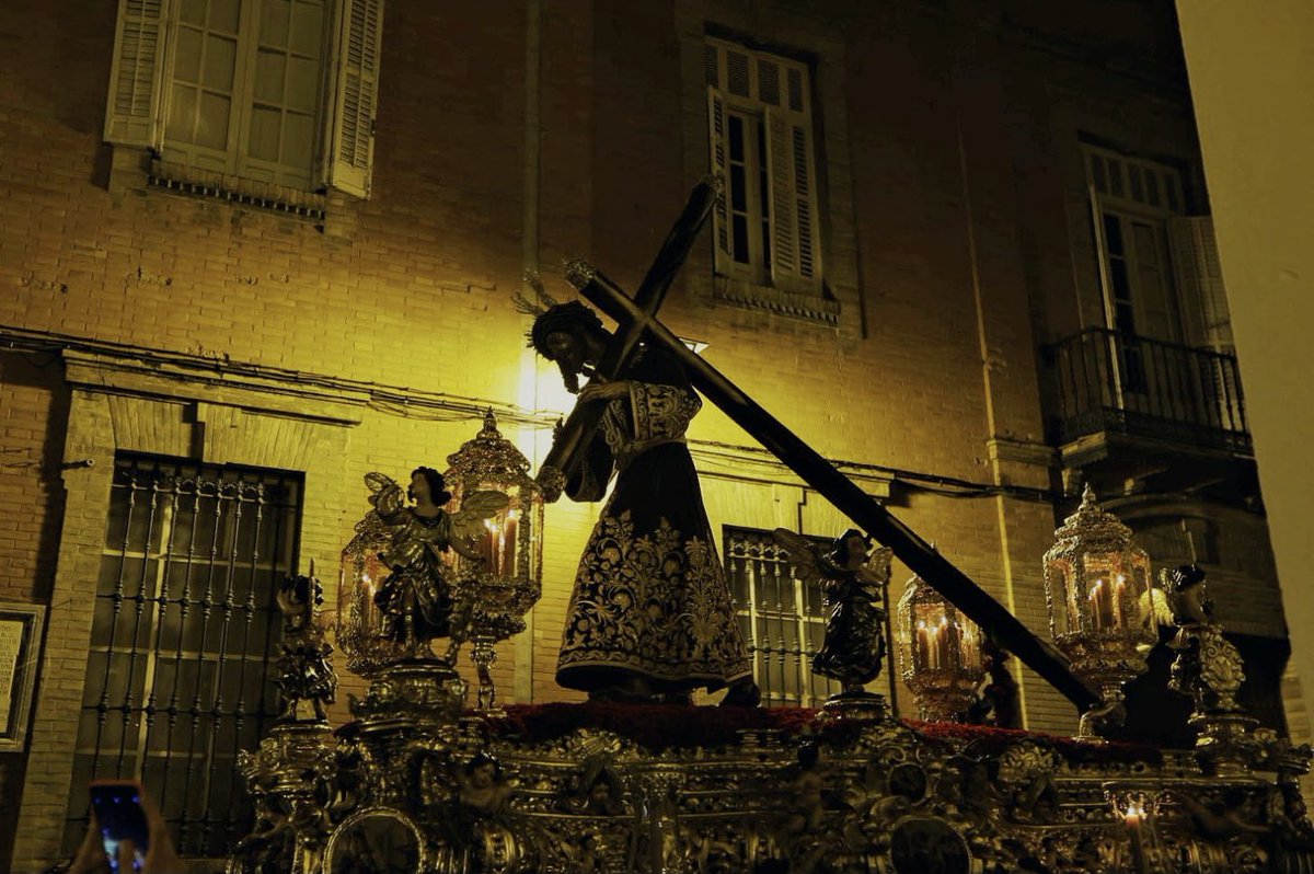 HdadGranPoder's tweet photo. “Toda la fuerza de Dios en su figura, toda la debilidad del Nazareno en su zancada, toda la compasiva ternura de Cristo en su mirada.”

#SantaMisión2021 https://t.co/Qs66iAPMDg