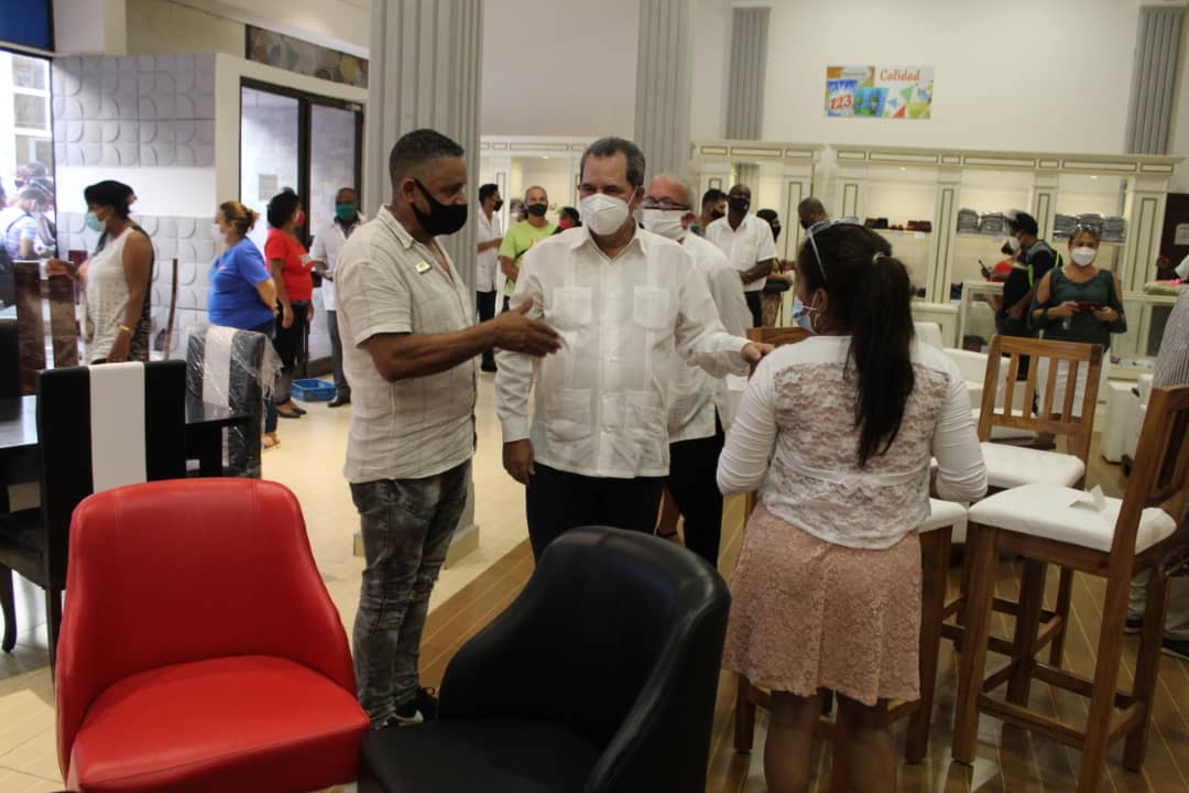 RamnMonte1's tweet photo. Inauguramos la primera tienda de venta a plazos en #SantiagoDeCuba, ubicada en la calle #Enramadas. Cada municipio de la provincia contará con una tienda de estas características. #UnMejorPaís #SomosCuba https://t.co/0I003rRFzQ
